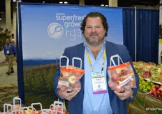 Paul Newstead with Domex Superfresh Growers shows tote bags with Autumn Glory apples and shares how well this apple variety is doing.